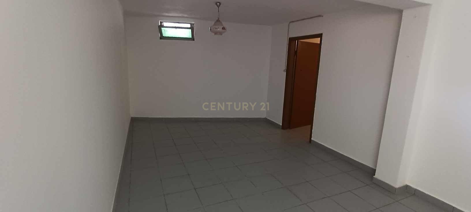 Casa geminada de dois pisos com reabilitação parcial em Vidago / Chaves - Image 8