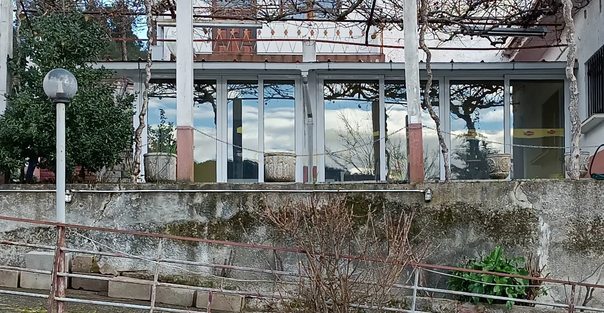 Moradia com restaurante, café e 16 quartos para investimento. - Image 1
