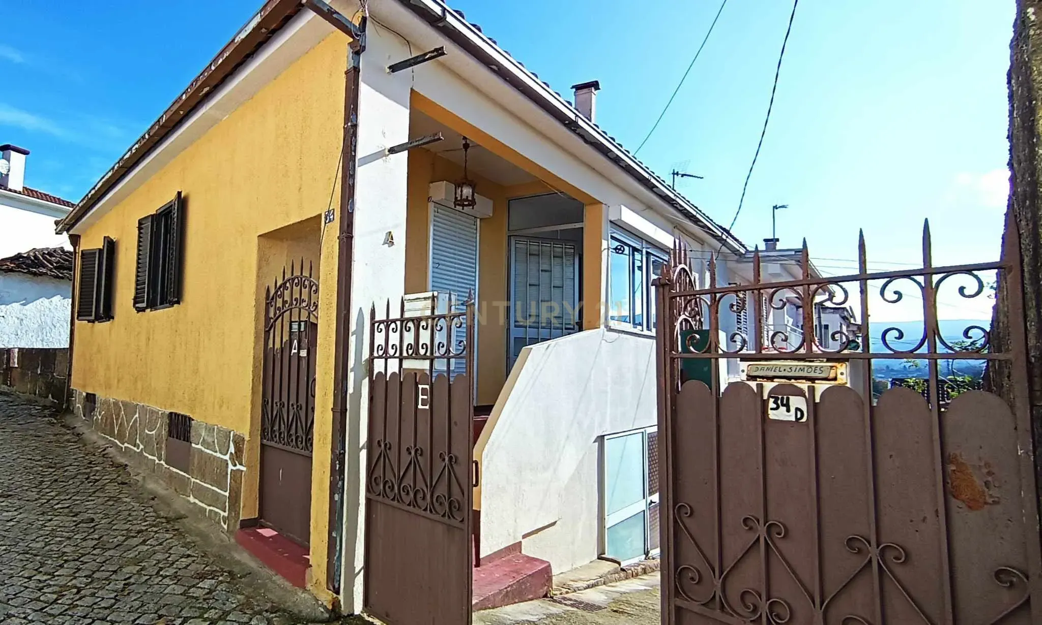 Casa geminada de dois pisos com reabilitação parcial em Vidago / Chaves - Image 1