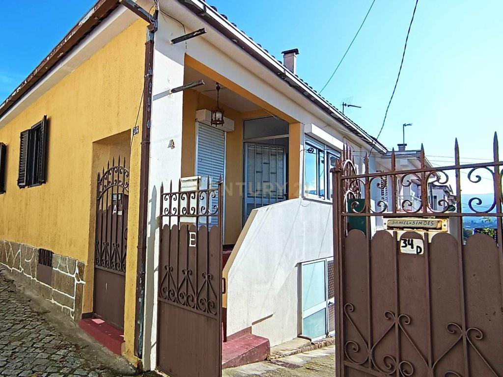 Casa geminada de dois pisos com reabilitação parcial em Vidago / Chaves - Image 1