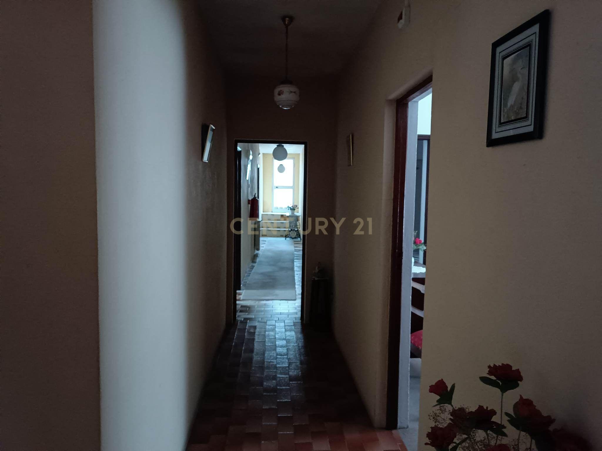 Moradia com restaurante, café e 16 quartos para investimento. - Image 8