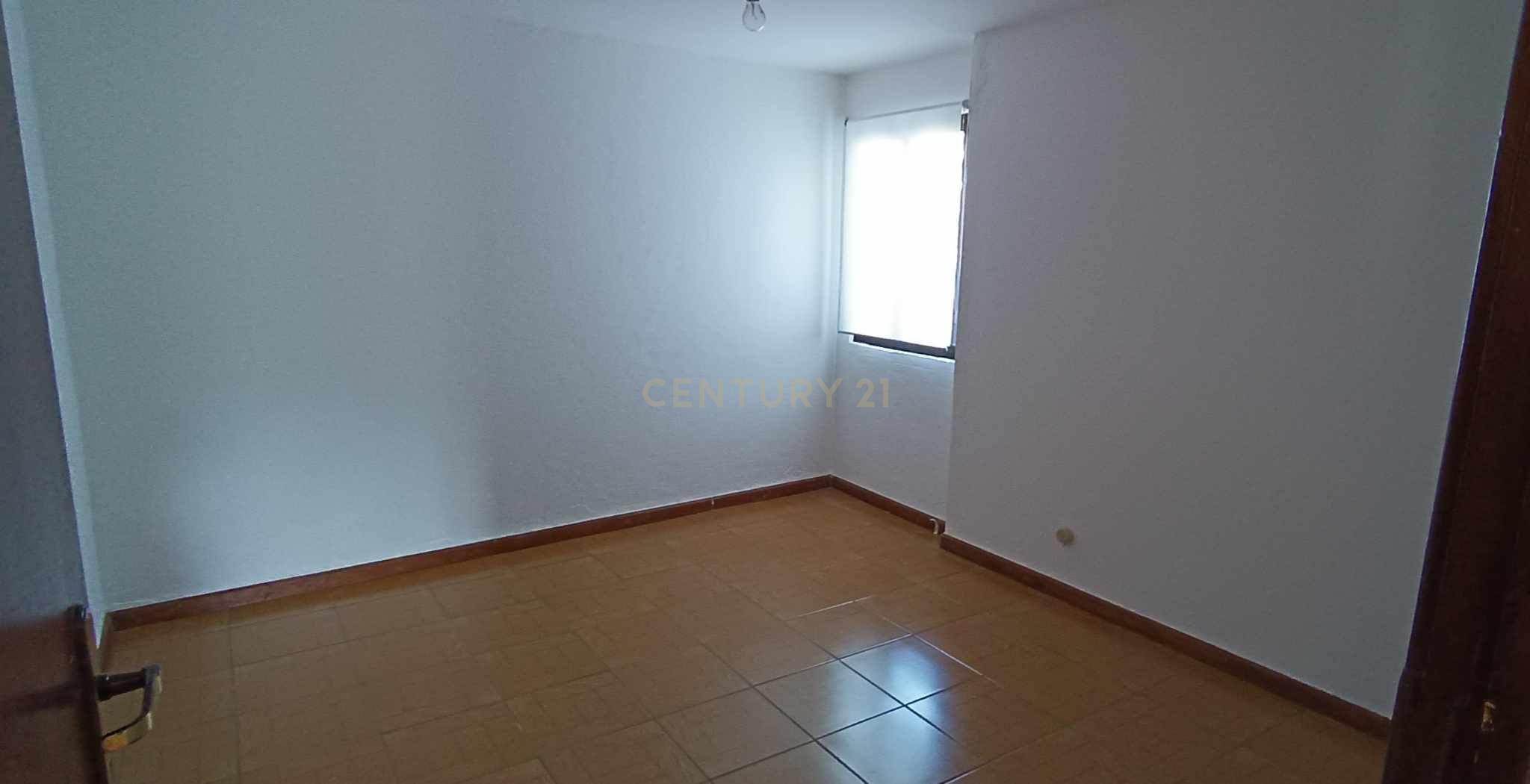 Casa geminada de dois pisos com reabilitação parcial em Vidago / Chaves - Image 5