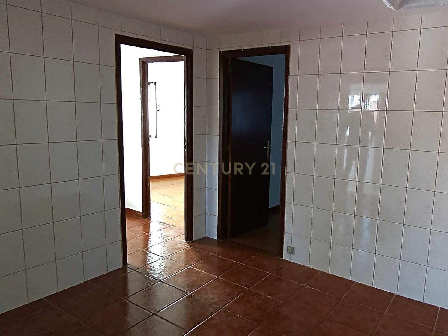 Casa geminada de dois pisos com reabilitação parcial em Vidago / Chaves - Image 2