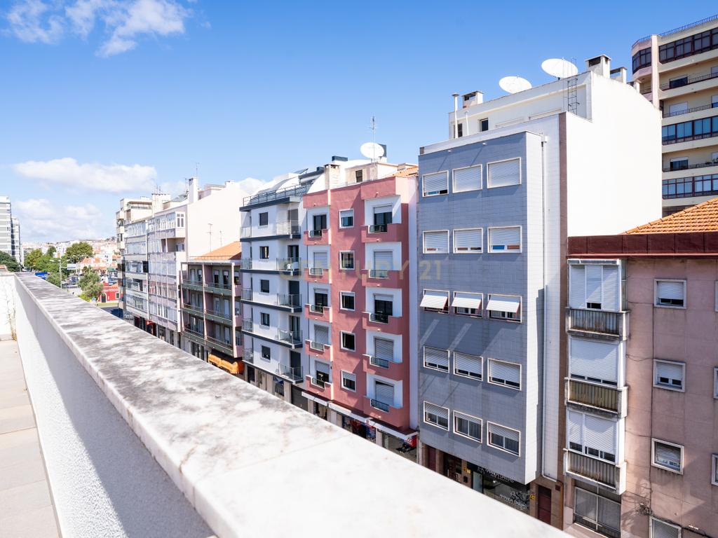 Apartamento com Terraço T2  de Charme em Benfica - Excelência e Conforto - Image 72