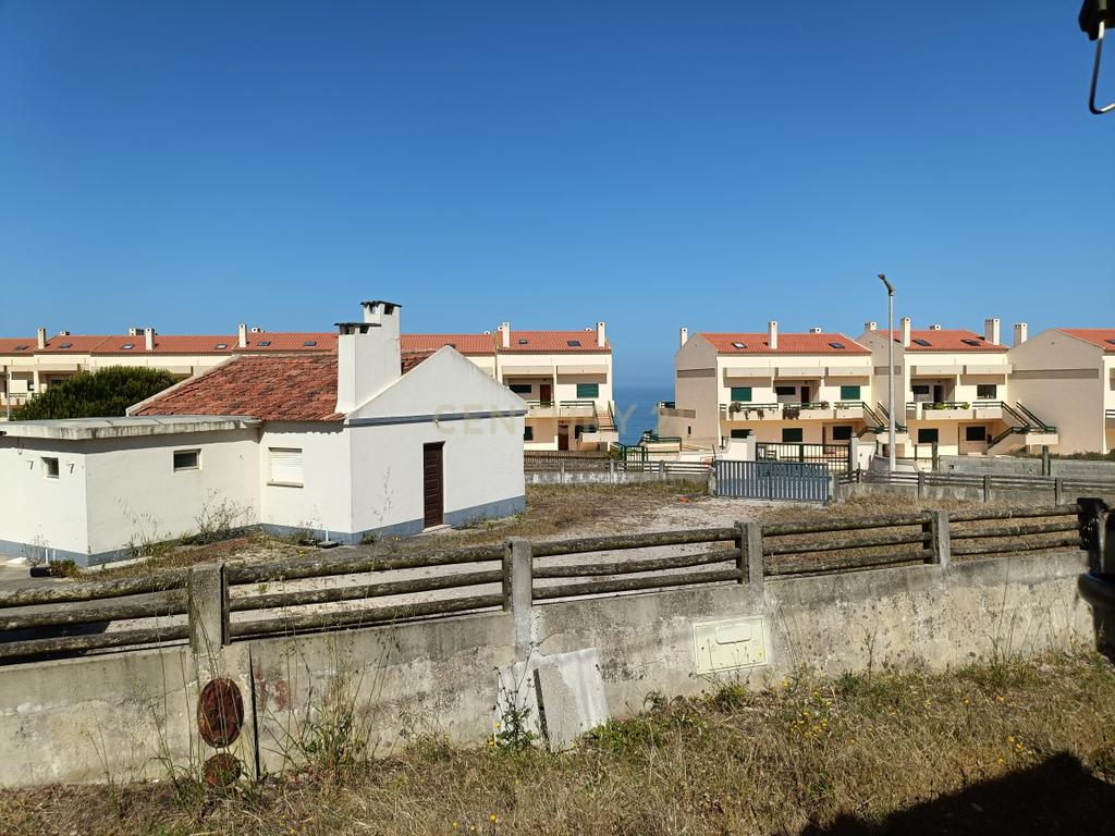 Reservado - Casa de Praia com vista lateral para o mar, com 2 garagens box, logradouro de boas dimensões, 3 quartos, a uma curta distância da praia paradisíaca de Vale Furado - Image 2