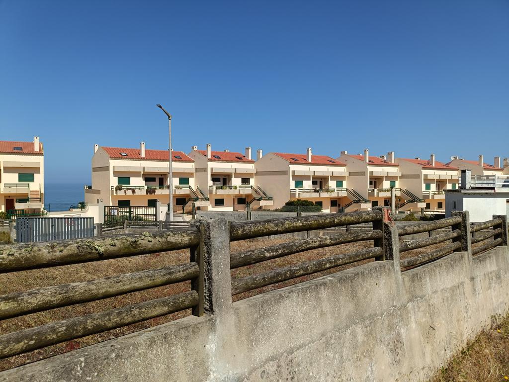 Reservado - Casa de Praia com vista lateral para o mar, com 2 garagens box, logradouro de boas dimensões, 3 quartos, a uma curta distância da praia paradisíaca de Vale Furado - Image 1