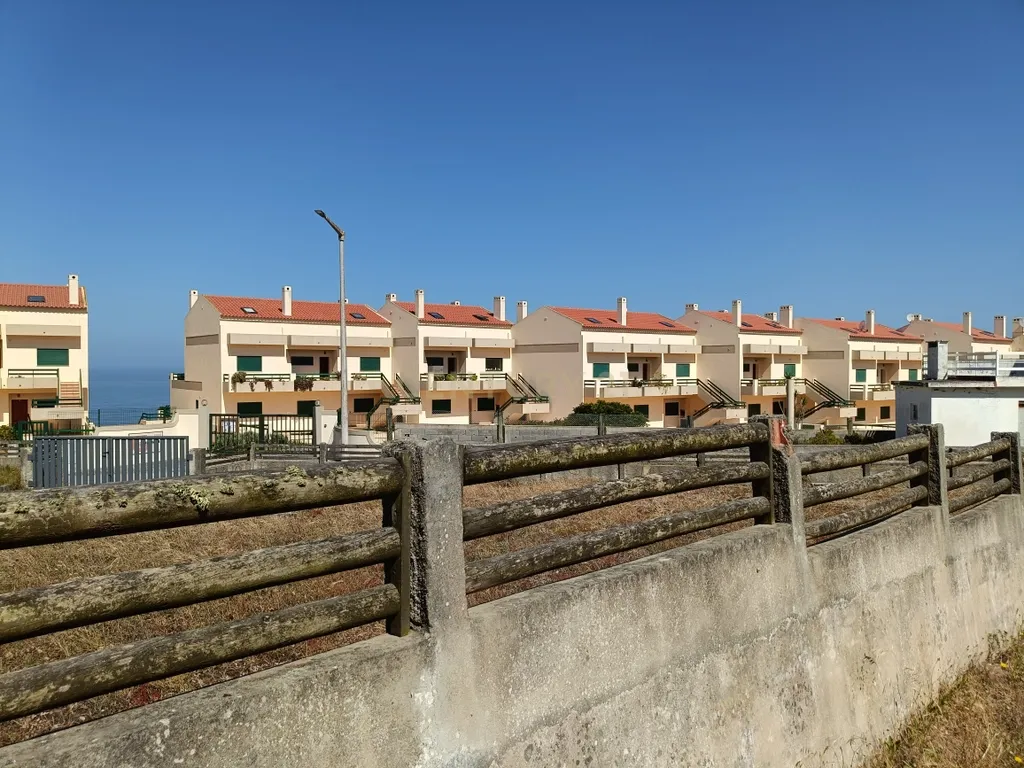 Reservado - Casa de Praia com vista lateral para o mar, com 2 garagens box, logradouro de boas dimensões, 3 quartos, a uma curta distância da praia paradisíaca de Vale Furado - Image 1