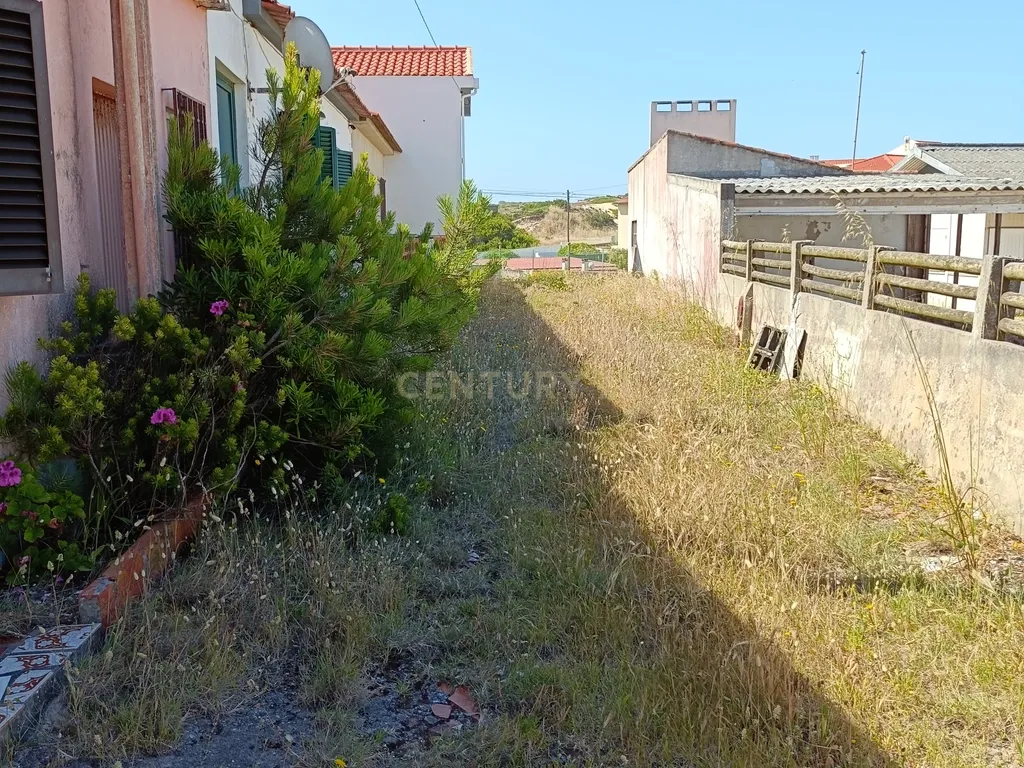 Reservado - Casa de Praia com vista lateral para o mar, com 2 garagens box, logradouro de boas dimensões, 3 quartos, a uma curta distância da praia paradisíaca de Vale Furado - Image 43