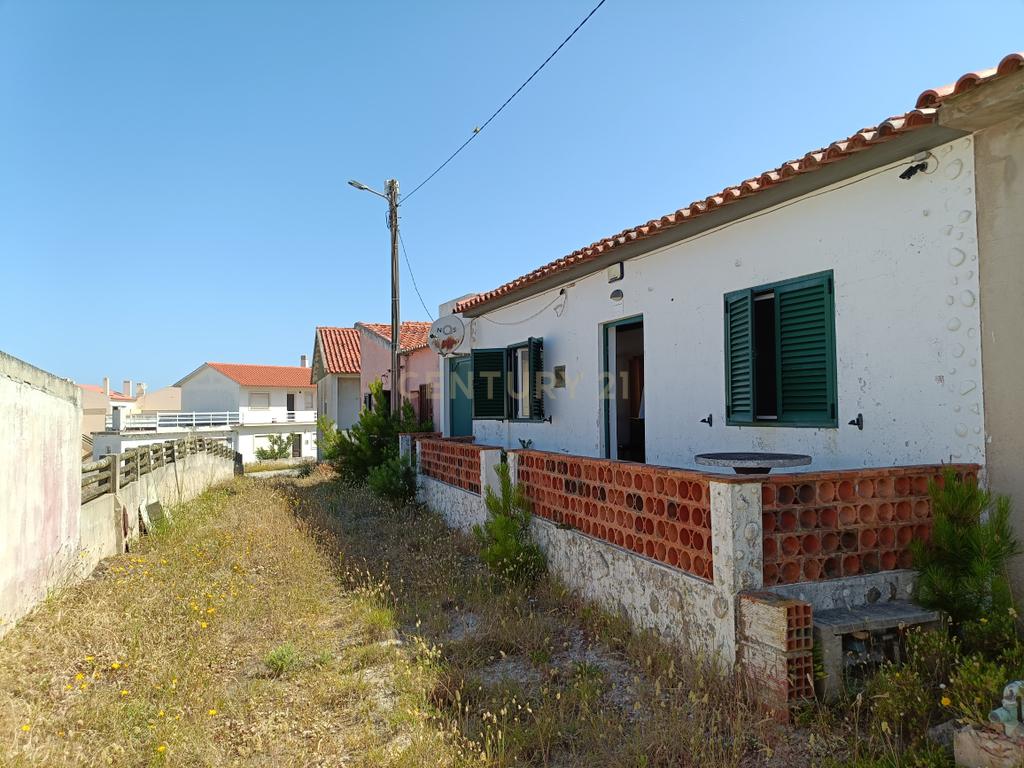 Reservado - Casa de Praia com vista lateral para o mar, com 2 garagens box, logradouro de boas dimensões, 3 quartos, a uma curta distância da praia paradisíaca de Vale Furado - Image 5