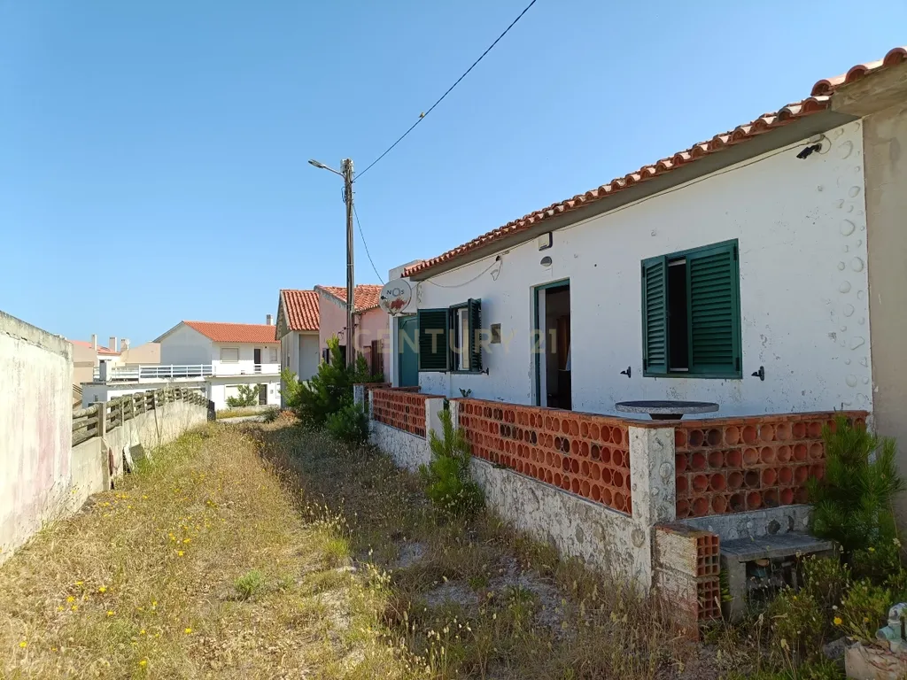 Reservado - Casa de Praia com vista lateral para o mar, com 2 garagens box, logradouro de boas dimensões, 3 quartos, a uma curta distância da praia paradisíaca de Vale Furado - Image 5