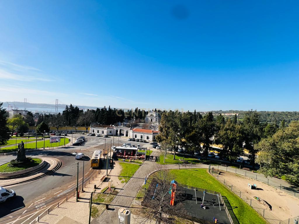 T2 com garagem em prédio com elevador em Campo de Ourique - Image 25