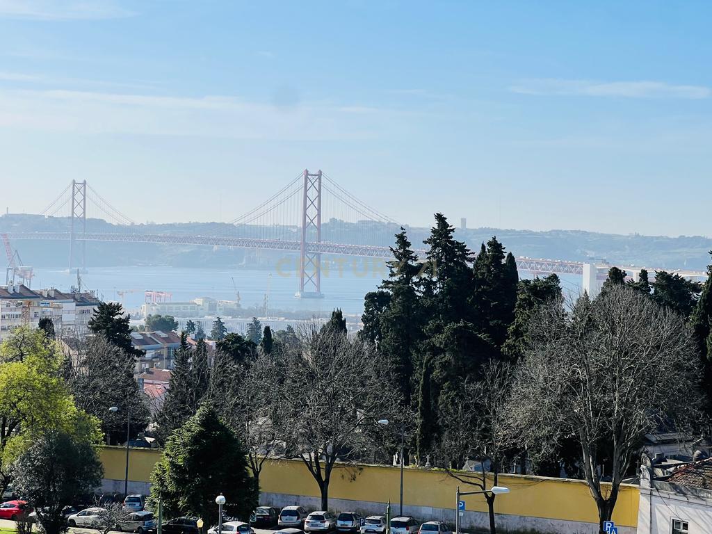 T2 com garagem em prédio com elevador em Campo de Ourique - Image 24