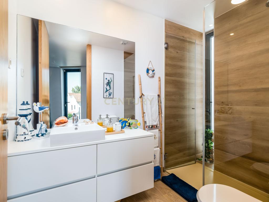 Moradia T3+2 | Sesimbra com Piscina, Jacuzzi, duas Pérgulas Bioclimáticas e muito mais. - Image 44