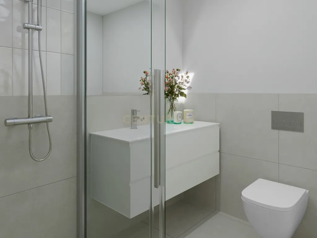 Nova Construção com Cozinha em Plano Aberto e Piscina Privativa - Image 4