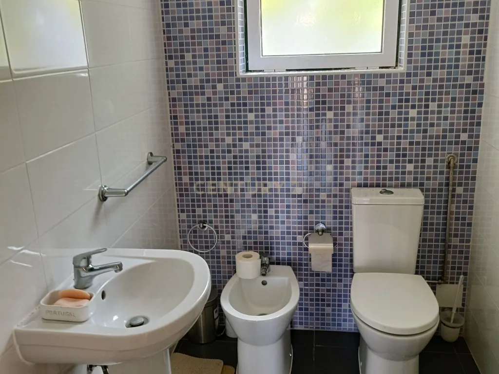 Reservado - Casa de Praia com vista lateral para o mar, com 2 garagens box, logradouro de boas dimensões, 3 quartos, a uma curta distância da praia paradisíaca de Vale Furado - Image 23