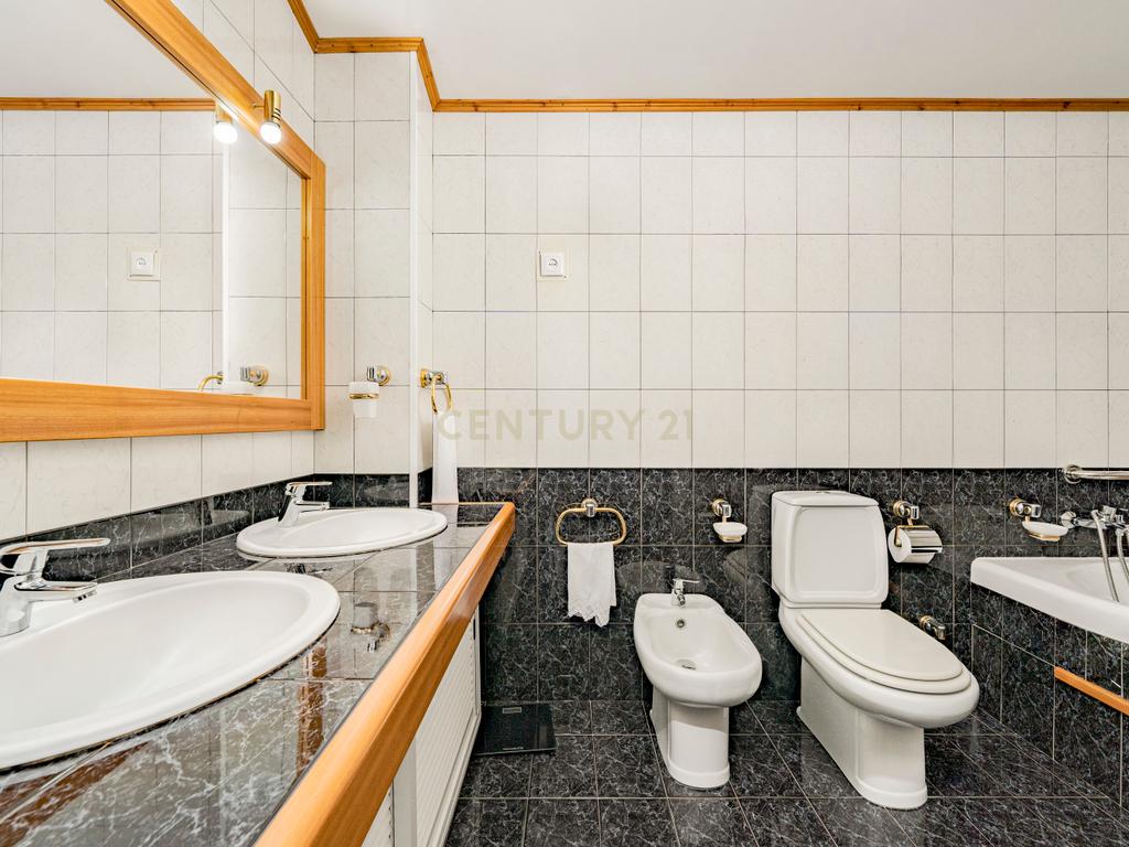 Fantástica moradia T4 no Funchal para quem procura um estilo de vida relaxante e de qualidade na ilha da Madeira.🏡 - Image 18