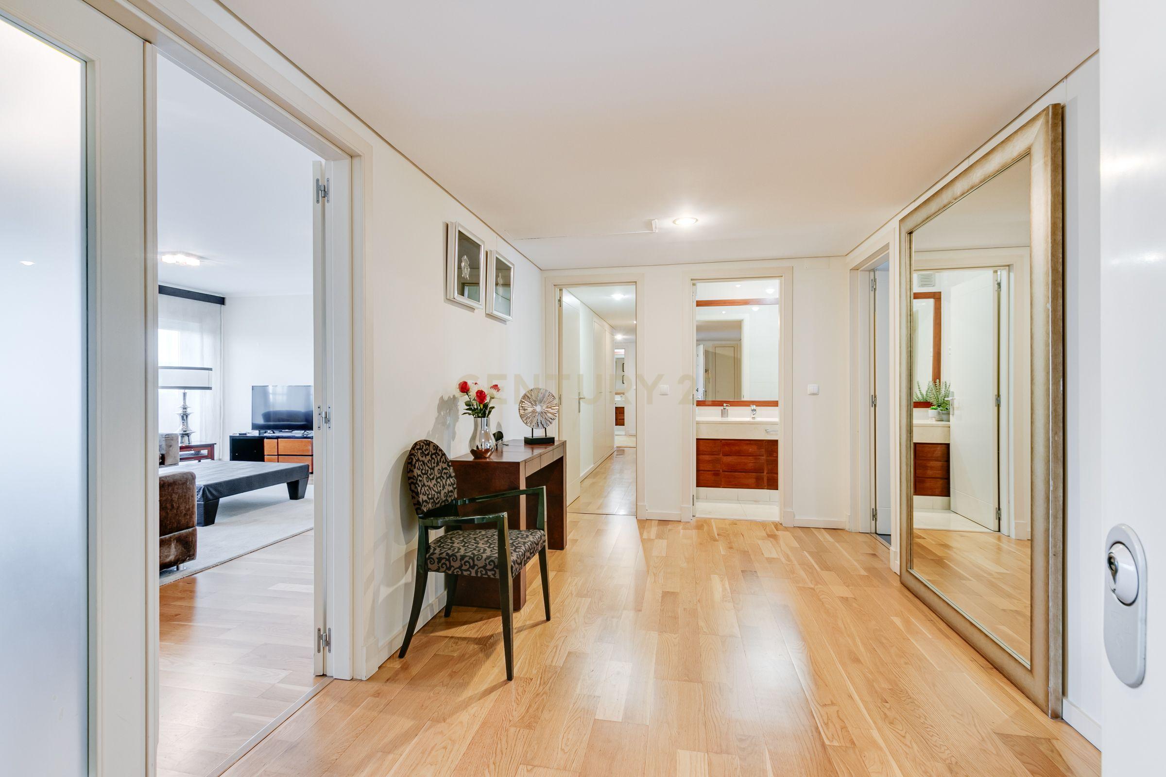 Apartamento T5 em Benfica – 240m² | Junto ao Estádio do Benfica - Image 2
