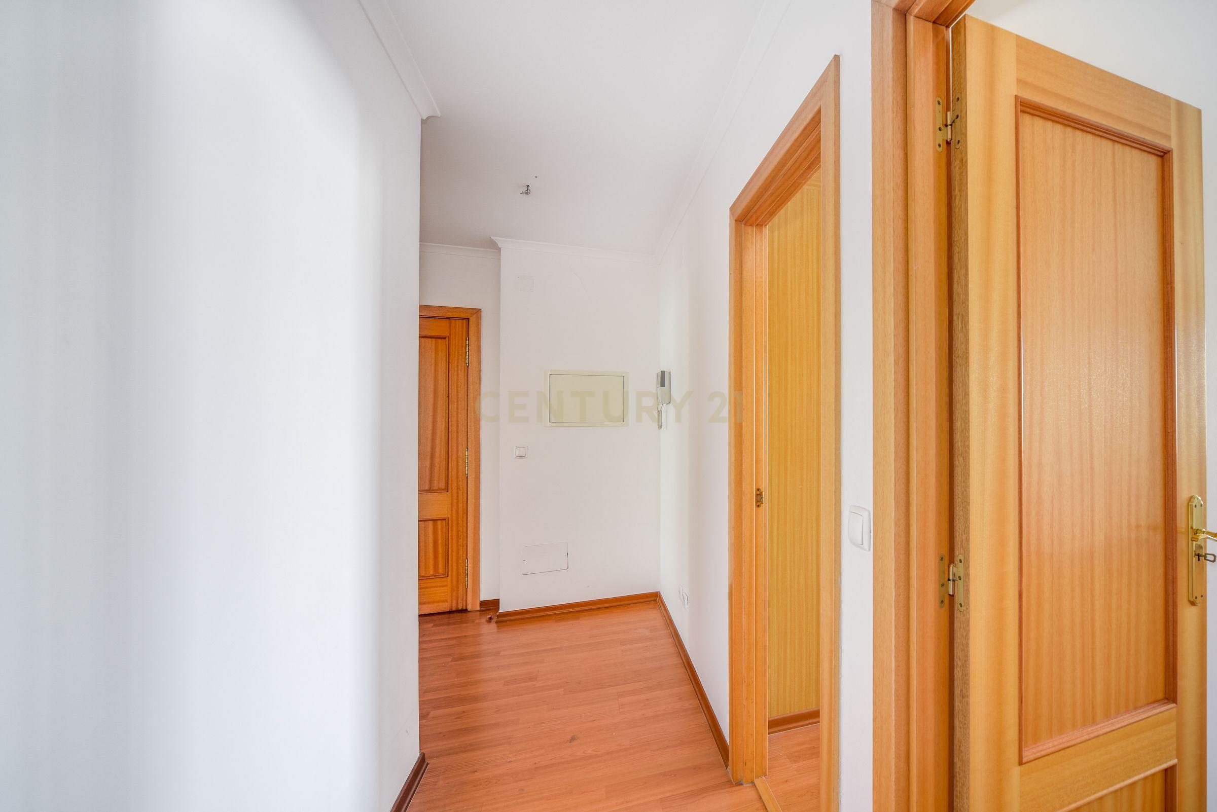 Fotografia 6 de T2 com 108 m², Garagem e Elevador – Avenida Pedro Nunes, Montijo