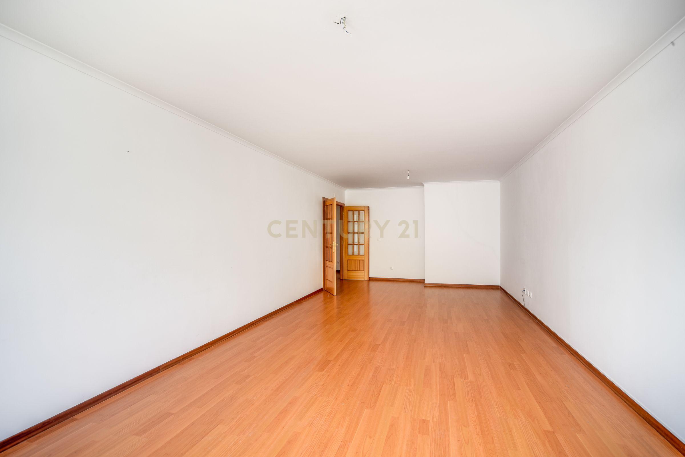 Fotografia 7 de T2 com 108 m², Garagem e Elevador – Avenida Pedro Nunes, Montijo
