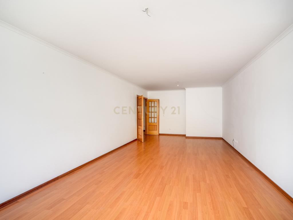 T2 com 108 m², Garagem e Elevador – Avenida Pedro Nunes, Montijo - Image 7