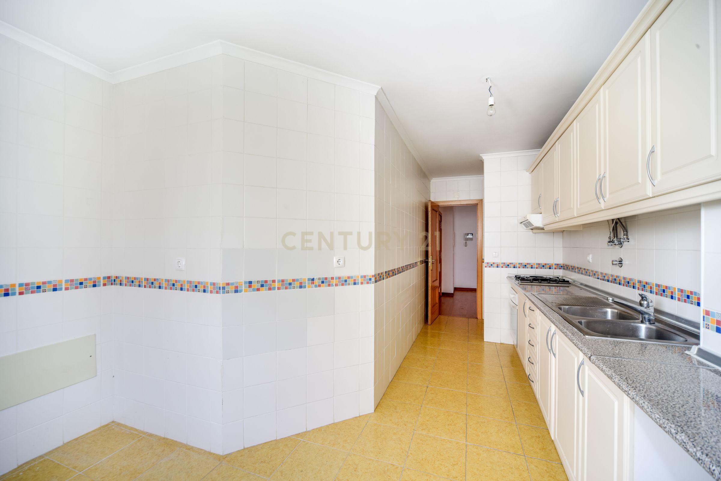 Fotografia 12 de T2 com 108 m², Garagem e Elevador – Avenida Pedro Nunes, Montijo