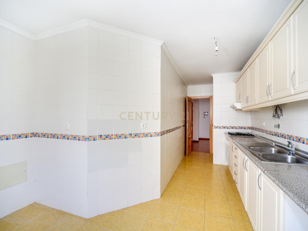 T2 com 108 m², Garagem e Elevador – Avenida Pedro Nunes, Montijo - Image 12