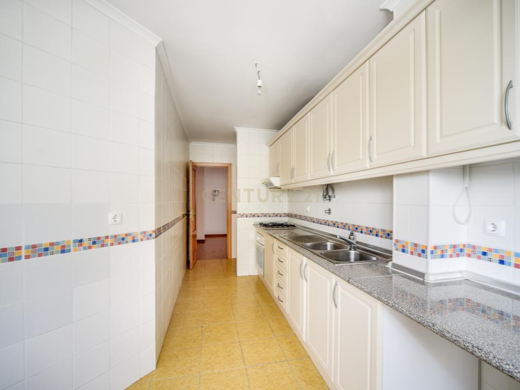 T2 com 108 m², Garagem e Elevador – Avenida Pedro Nunes, Montijo - Image 13