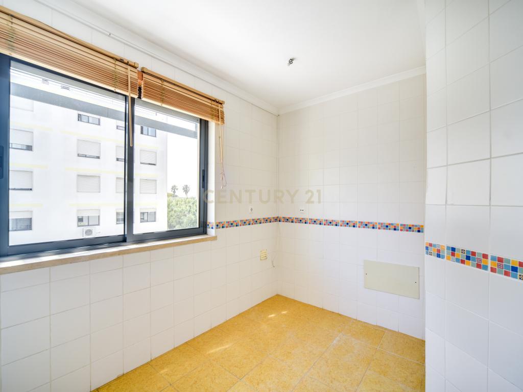 T2 com 108 m², Garagem e Elevador – Avenida Pedro Nunes, Montijo - Image 15
