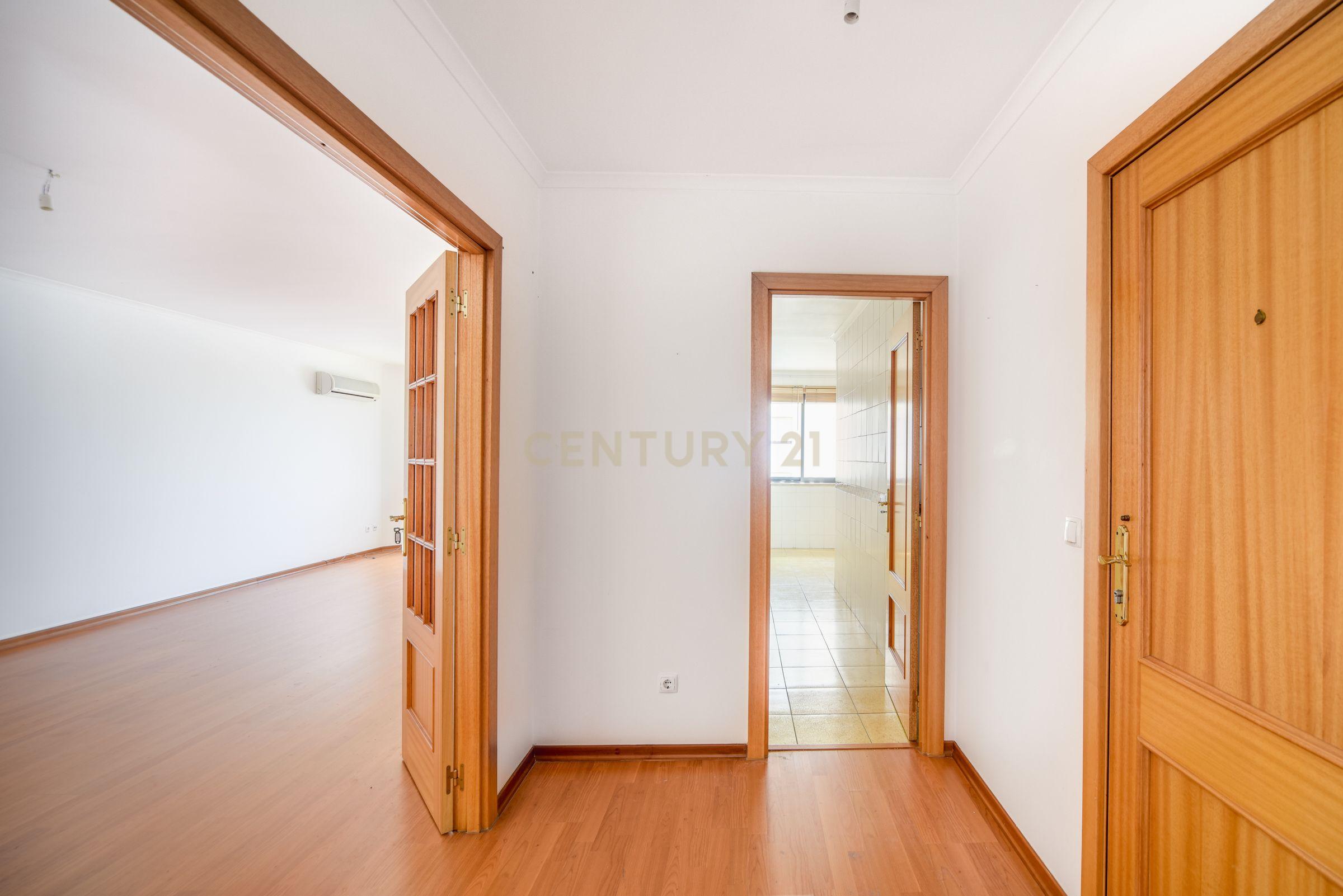 Fotografia 5 de T2 com 108 m², Garagem e Elevador – Avenida Pedro Nunes, Montijo