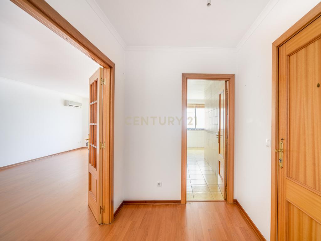 T2 com 108 m², Garagem e Elevador – Avenida Pedro Nunes, Montijo - Image 5
