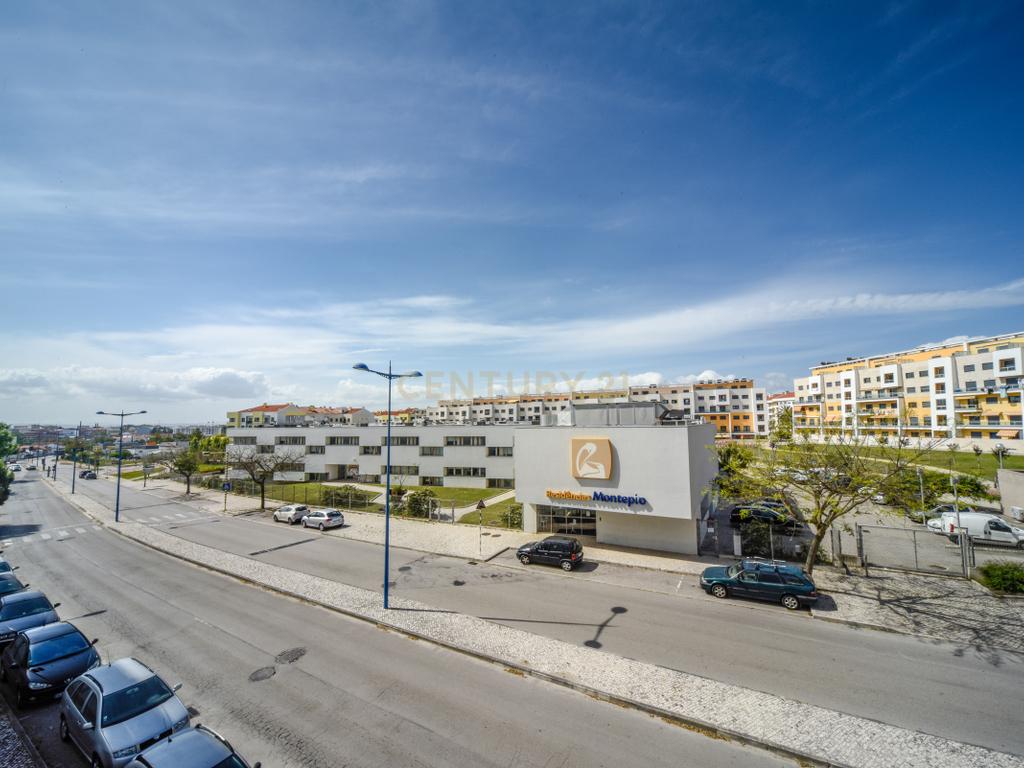 T2 com 108 m², Garagem e Elevador – Avenida Pedro Nunes, Montijo - Image 25