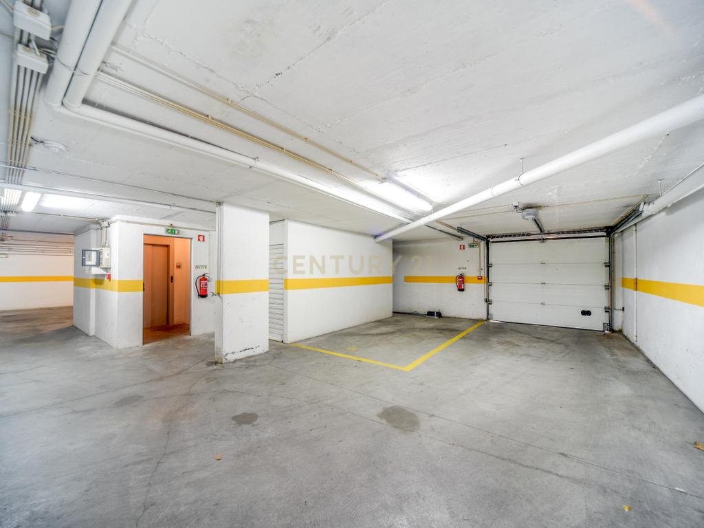 T2 com 108 m², Garagem e Elevador – Avenida Pedro Nunes, Montijo - Image 17