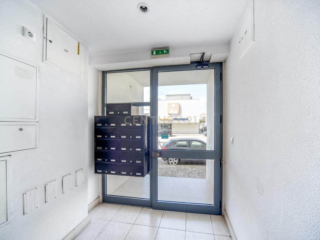 T2 com 108 m², Garagem e Elevador – Avenida Pedro Nunes, Montijo - Image 19
