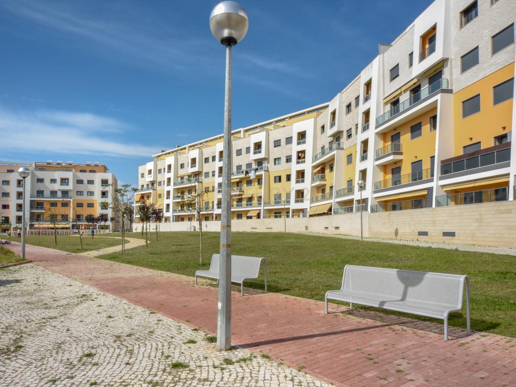 T2 com 108 m², Garagem e Elevador – Avenida Pedro Nunes, Montijo - Image 27