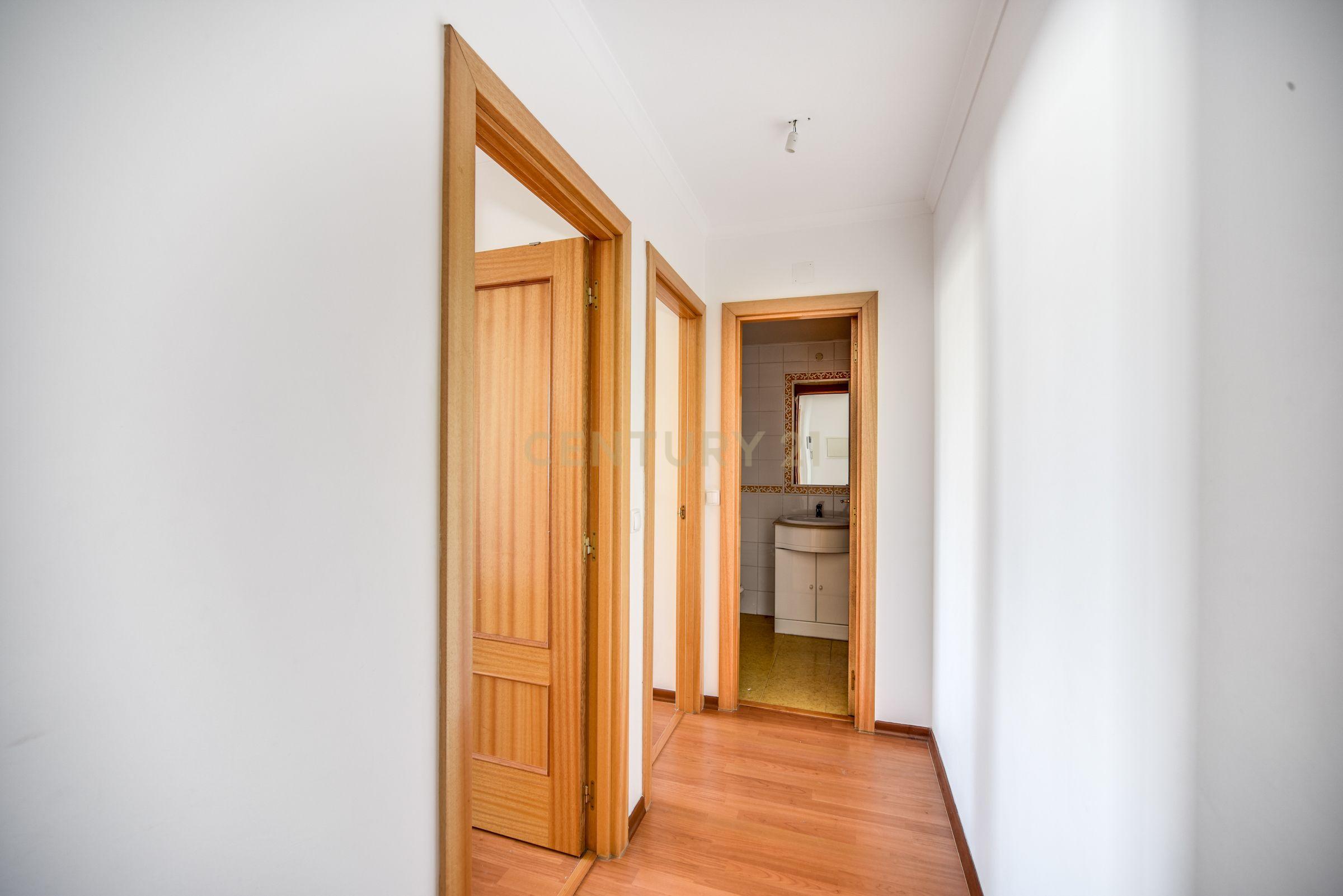 Fotografia 10 de T2 com 108 m², Garagem e Elevador – Avenida Pedro Nunes, Montijo