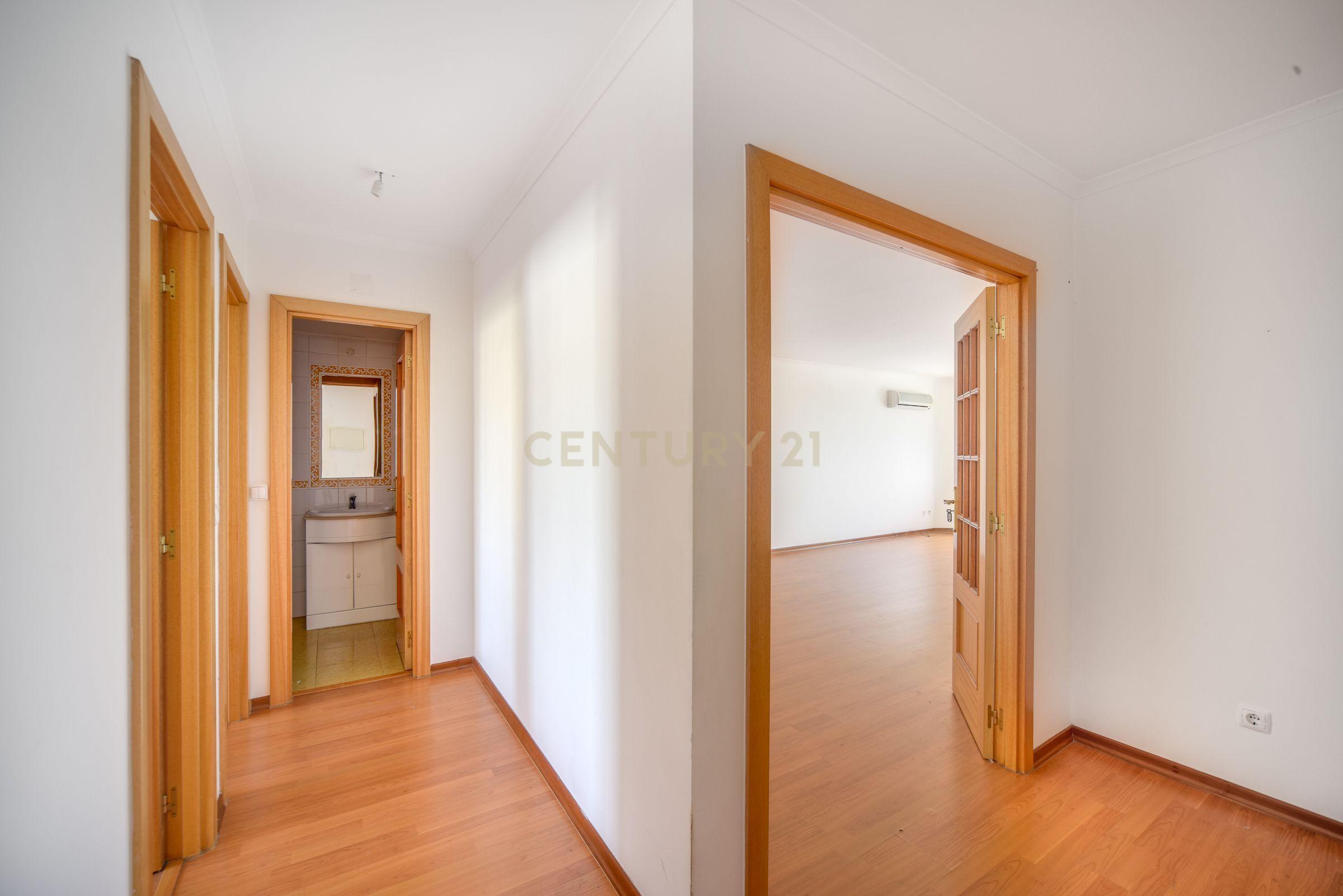 Fotografia 8 de T2 com 108 m², Garagem e Elevador – Avenida Pedro Nunes, Montijo