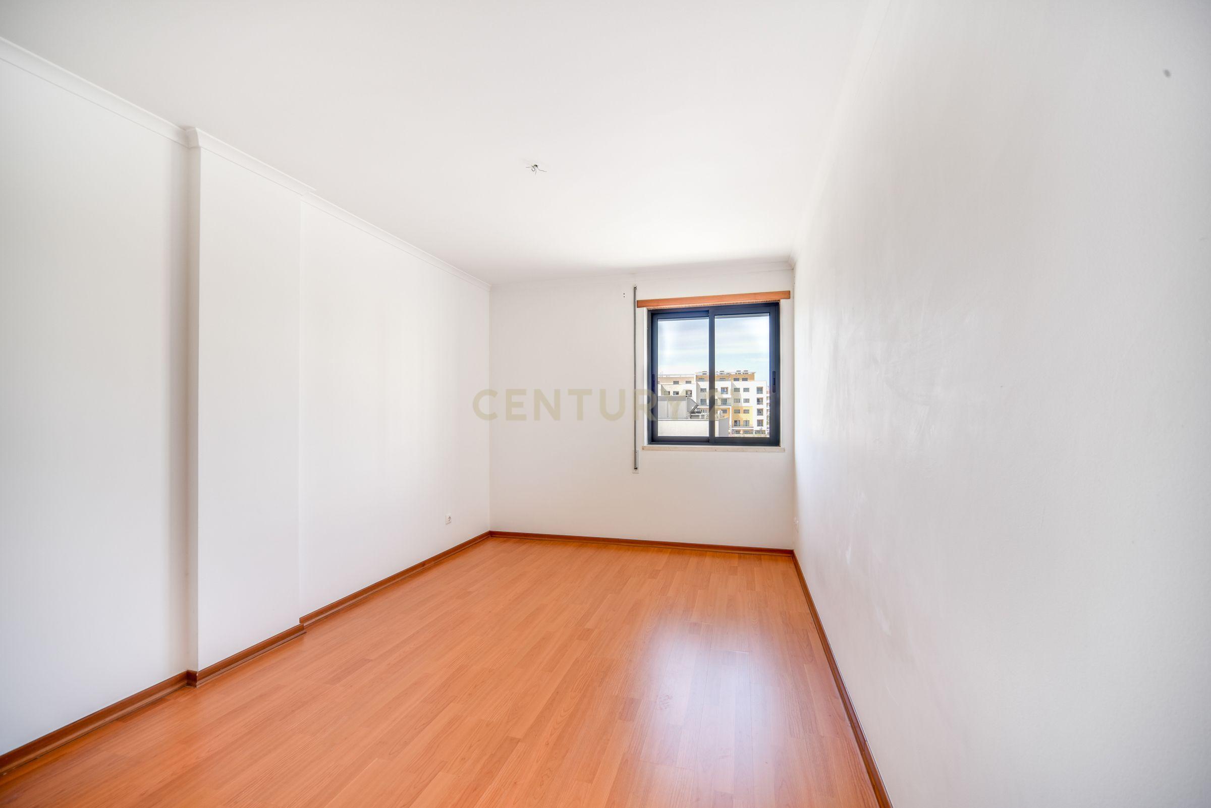 Fotografia 11 de T2 com 108 m², Garagem e Elevador – Avenida Pedro Nunes, Montijo