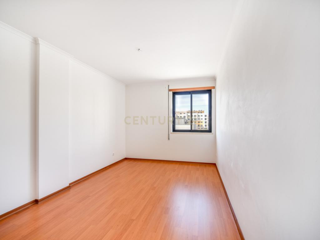 T2 com 108 m², Garagem e Elevador – Avenida Pedro Nunes, Montijo - Image 11