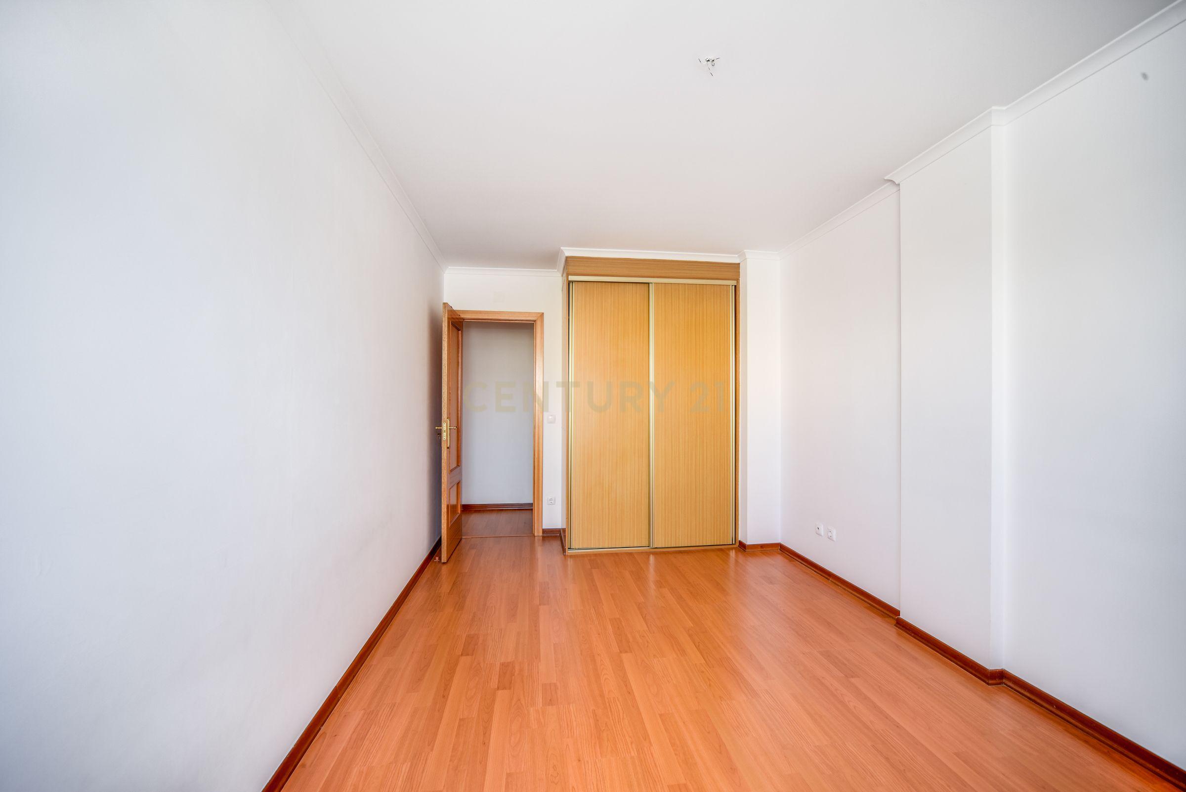 Fotografia 9 de T2 com 108 m², Garagem e Elevador – Avenida Pedro Nunes, Montijo