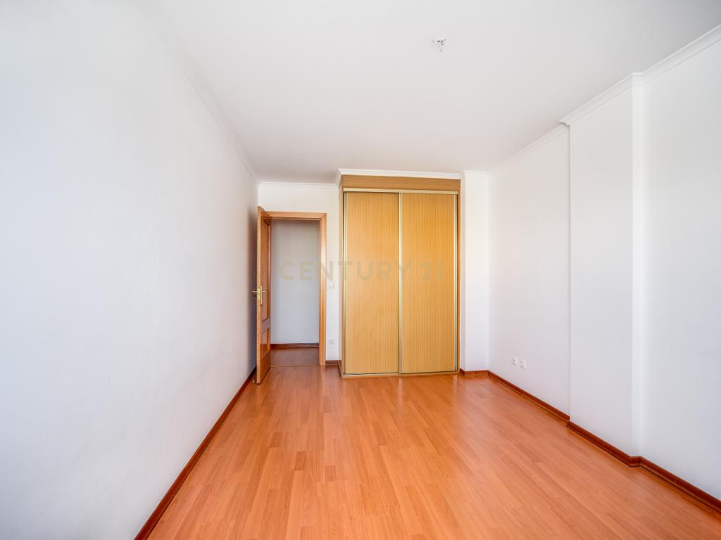 T2 com 108 m², Garagem e Elevador – Avenida Pedro Nunes, Montijo - Image 9