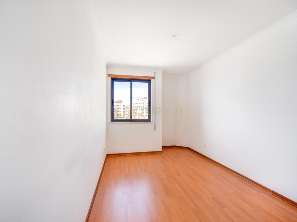T2 com 108 m², Garagem e Elevador – Avenida Pedro Nunes, Montijo - Image 4