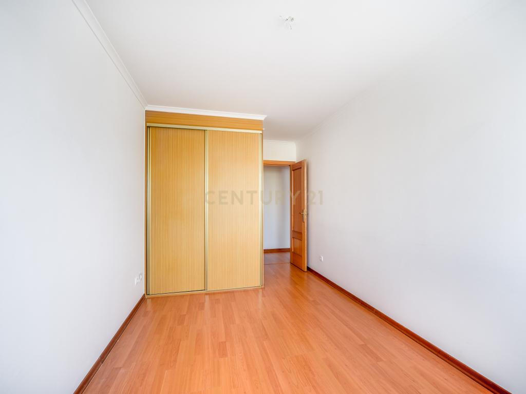 T2 com 108 m², Garagem e Elevador – Avenida Pedro Nunes, Montijo - Image 3
