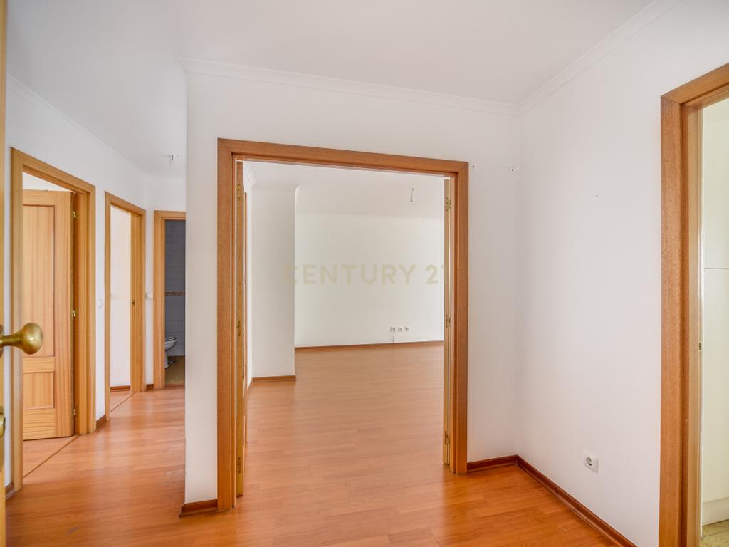 T2 com 108 m², Garagem e Elevador – Avenida Pedro Nunes, Montijo - Image 2
