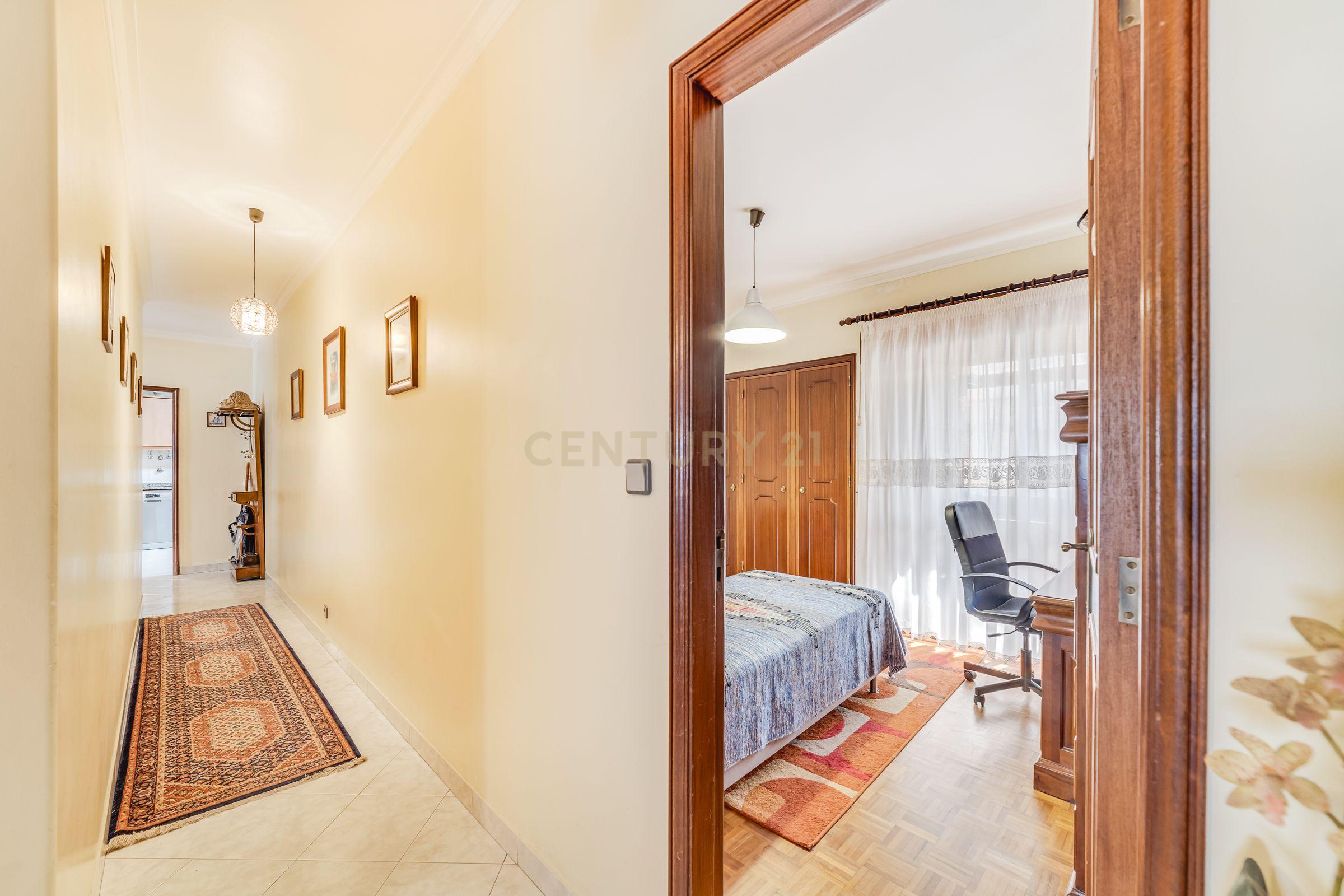 Apartamento T4 Belas - Image 8