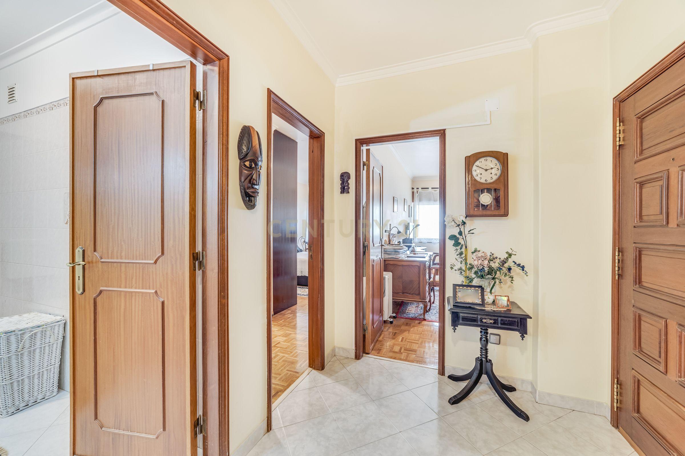 Apartamento T4 Belas - Image 34