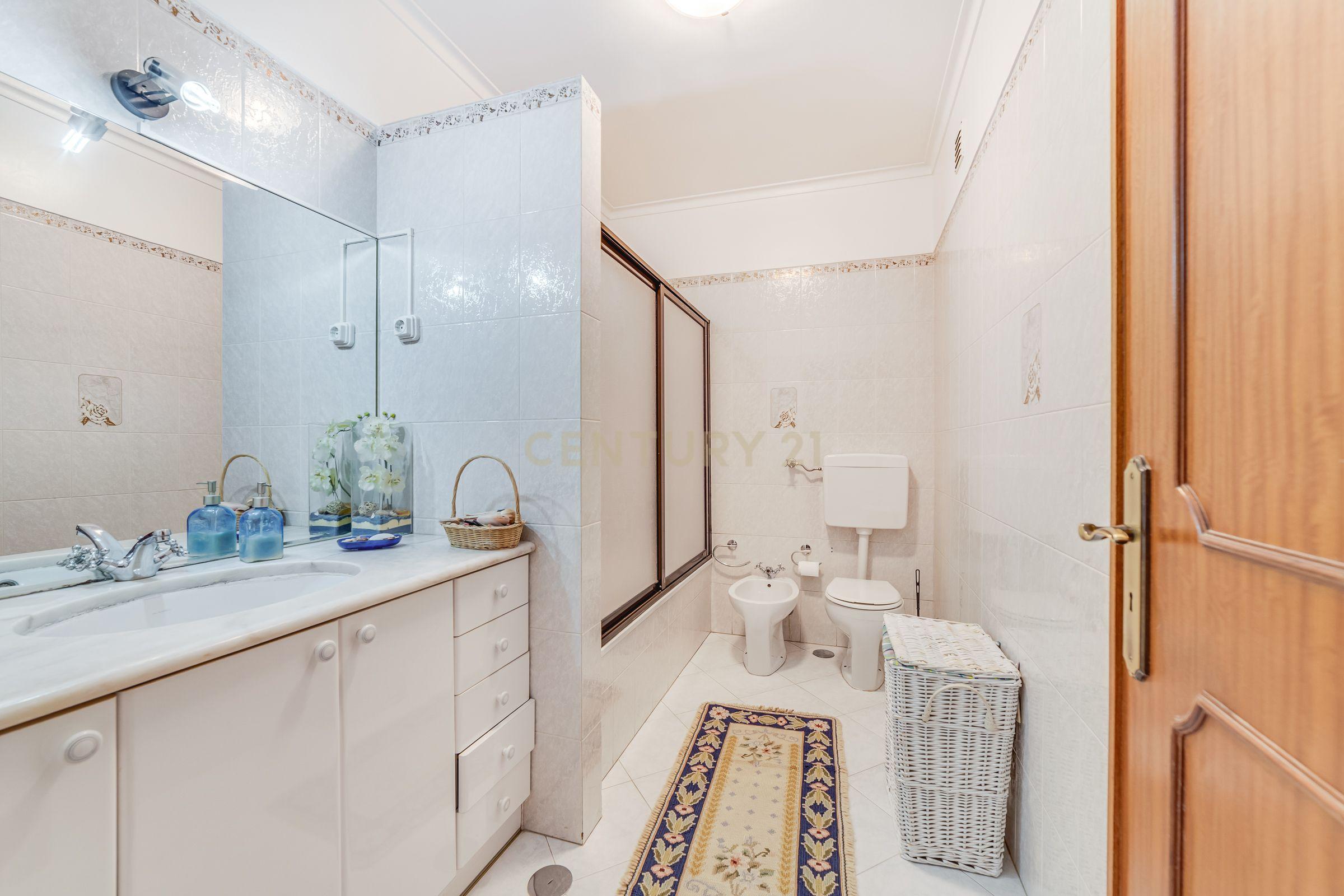 Apartamento T4 Belas - Image 17