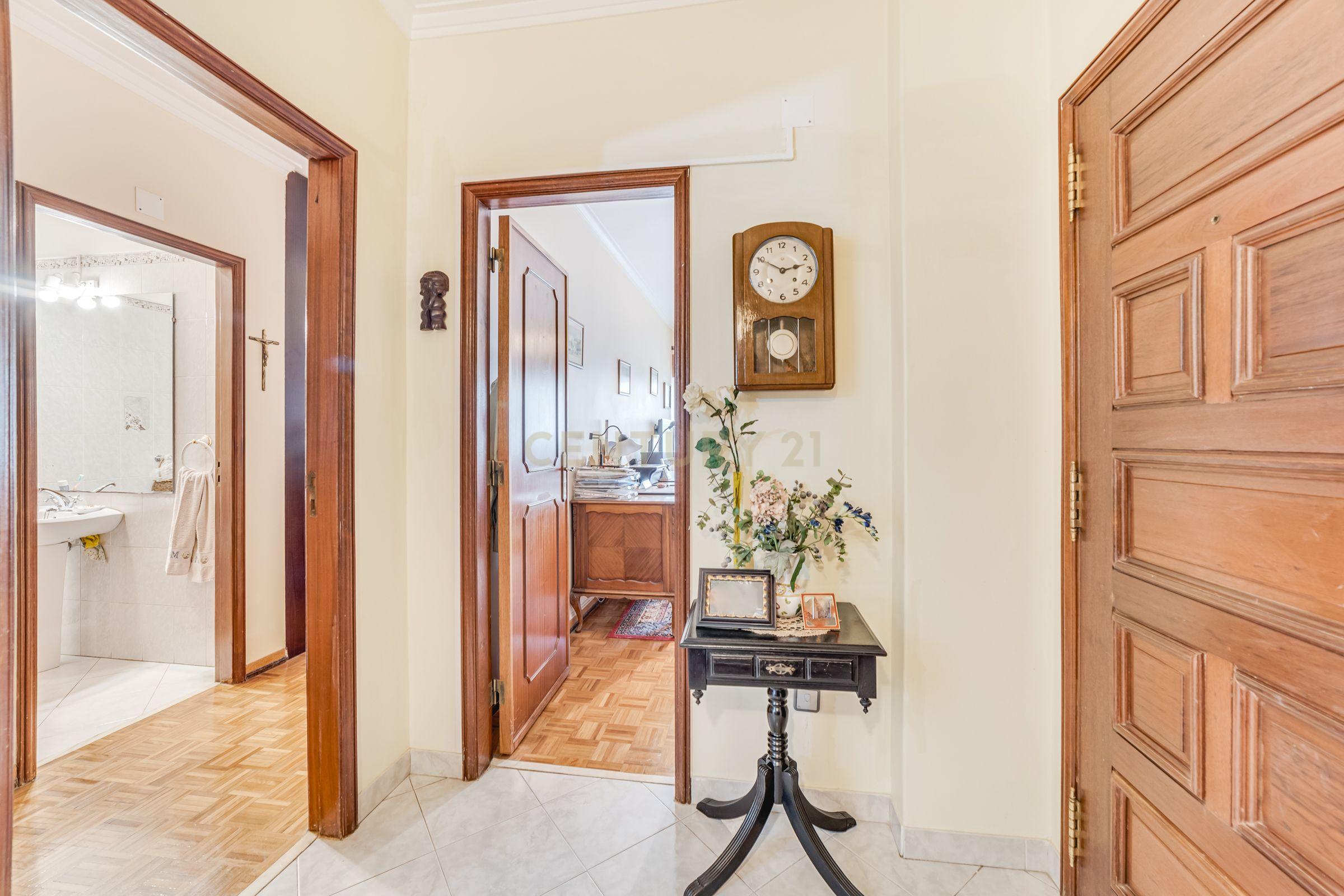 Apartamento T4 Belas - Image 22