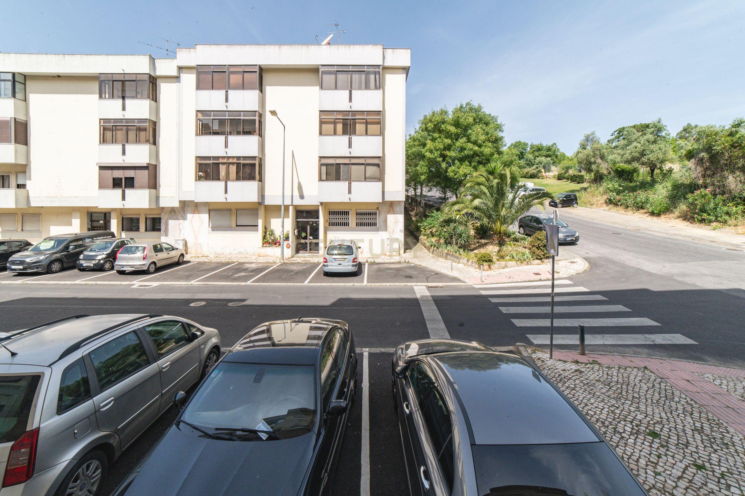 Apartamento T4 Belas - Image 39