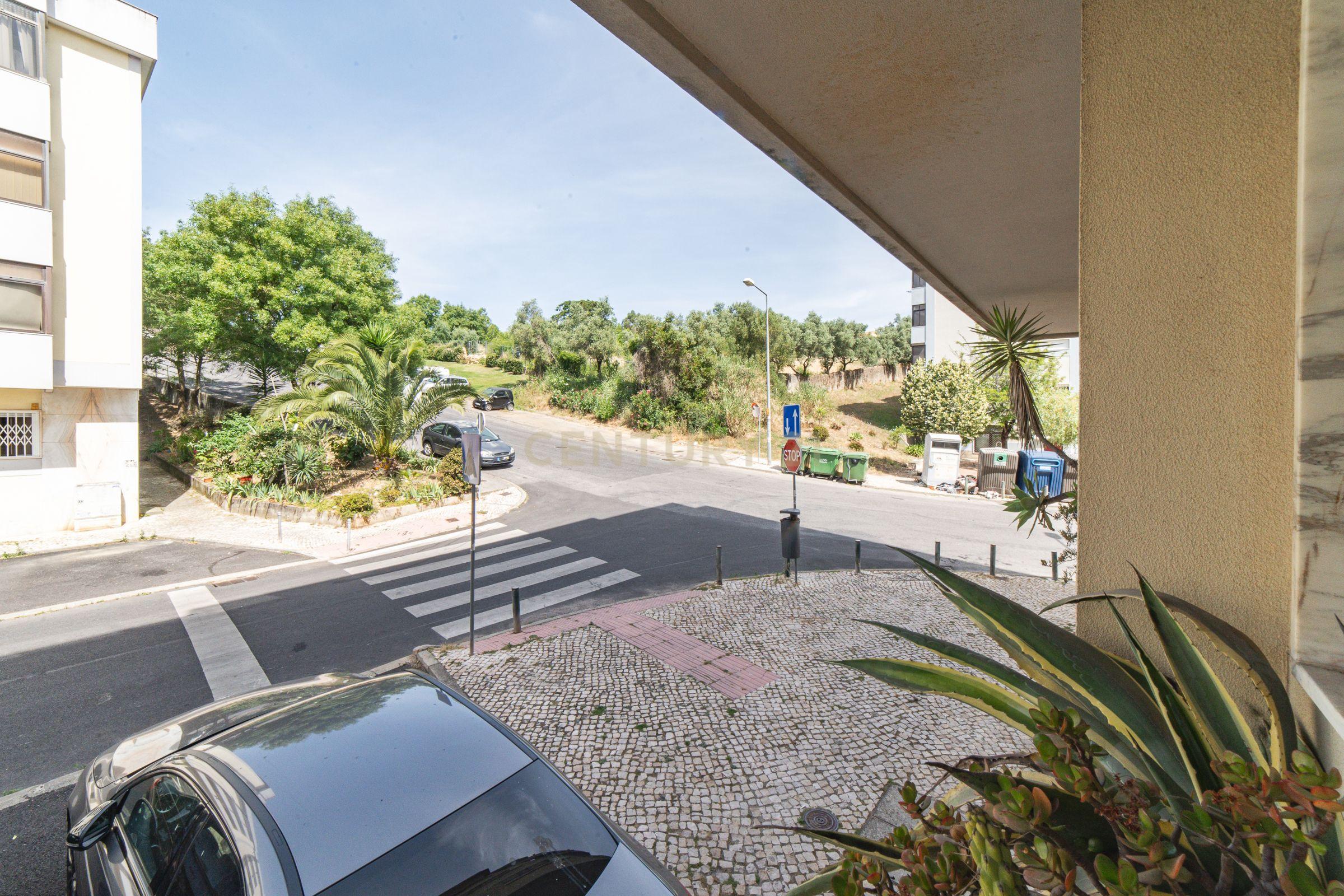 Apartamento T4 Belas - Image 40