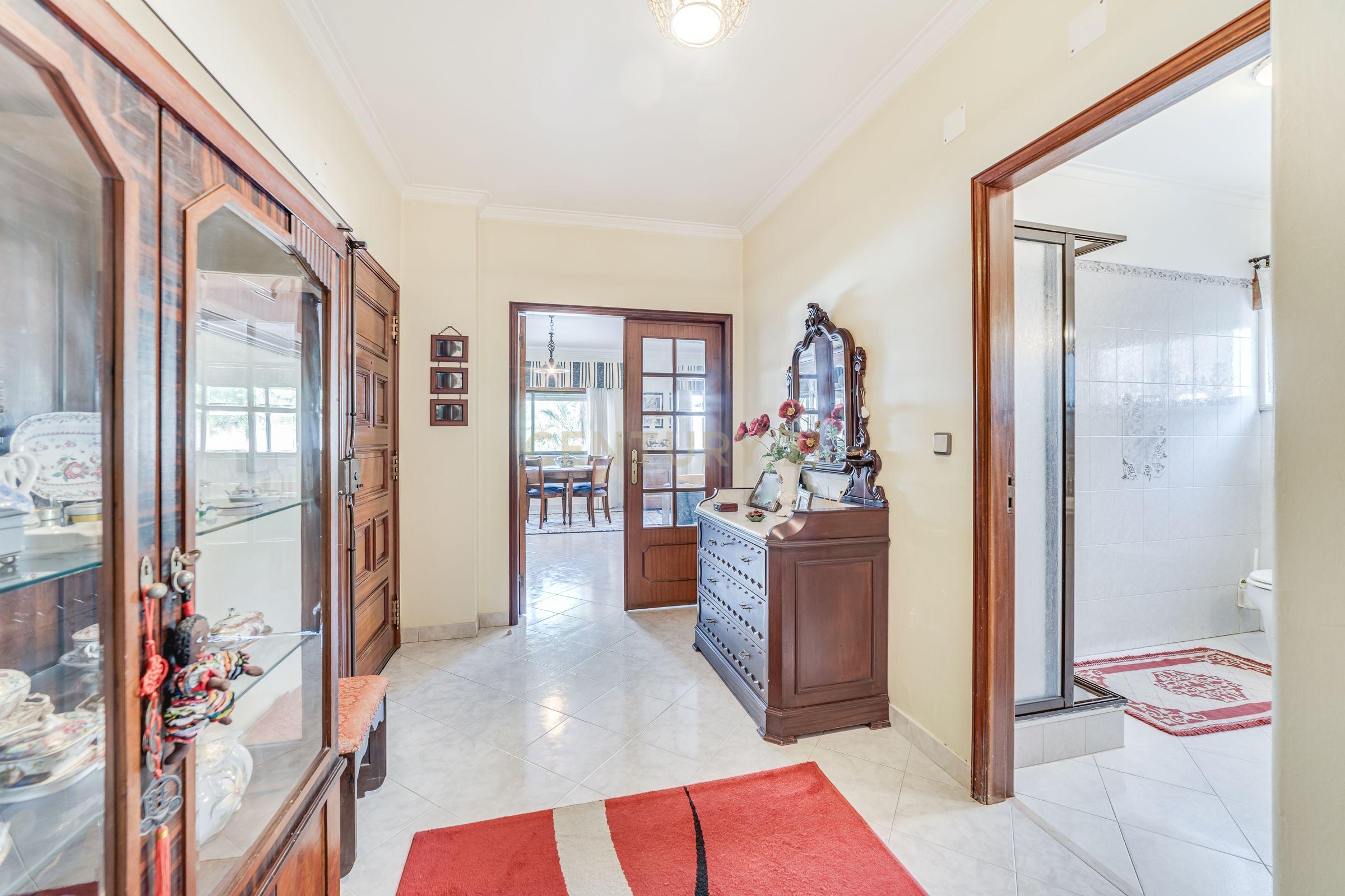 Apartamento T4 Belas - Image 32